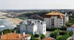 Biarritz vue depuis une terrasse sur la Plage de la Chambre d'Amour