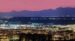 Alcalᠤe noche, al fondo el aeropuerto de Barajas.
