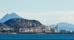 Panorámica de Alicante con la Sierra de Aitana Nevada