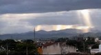 Sol entre nuvens