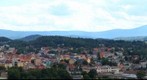 Panorama Jeleniej Góry i Karkonoszy.