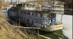 Szőke Tisza hajó a part mellé vontatva