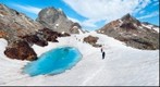 Pequeño ibon helado cerca collado Gourgs Blancs. Pirineos (Pyrenees)