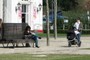 Frau mit Kinderwagen