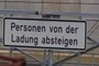 Personen von der Ladung absteigen